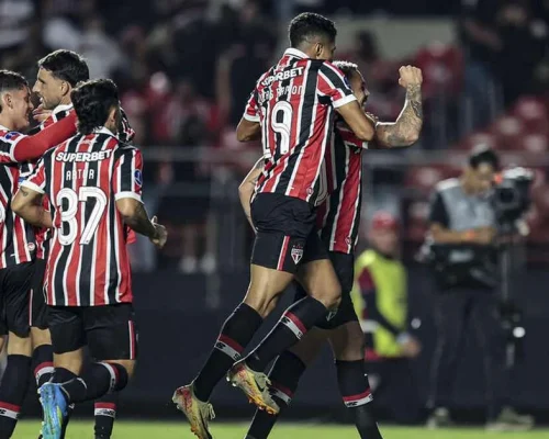 São Paulo ouve vaias, mas vence O