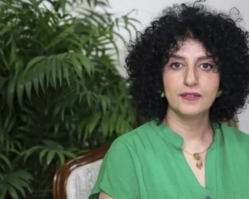 URGENTE: Vencedora do Nobel da Paz, Narges Mohammadi, em estado crítico após infarto na prisão; família e entidades alertam para risco de morte