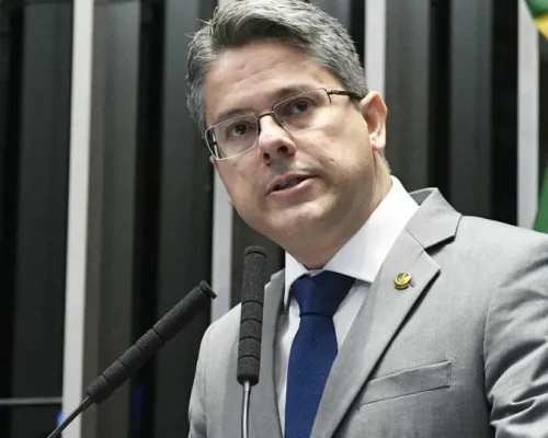 Gilmar Mendes pede investigação contra Senador Alessandro Vieira por abuso de autoridade após CPI do Crime Organizado