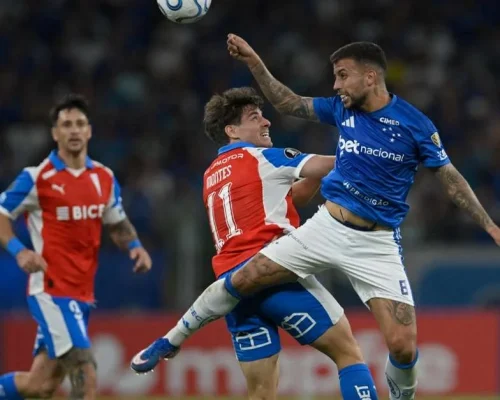 Cruzeiro vacila no fim, perde para a Católica no Mineirão e se complica na Libertadores