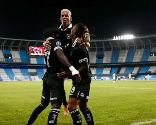 Danilo marca nos acréscimos, Botafogo derrota o Racing e vence a 1ª com novo treinador