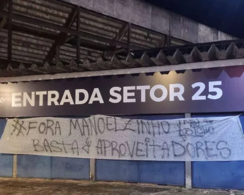 Em novo protesto, torcedores do Remo cobram jogadores e diretoria por resultados: