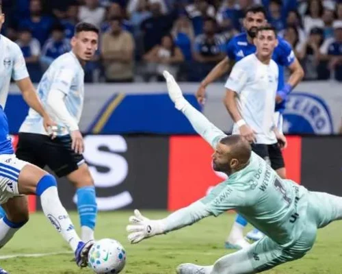 Cruzeiro faz 2 a 0 no Grêmio, consolida reação e joga Corinthians no Z-4 do Brasileirão
