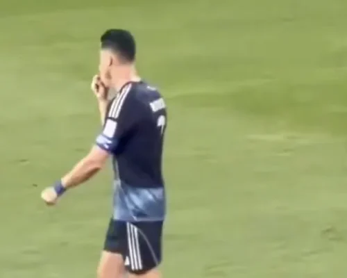 Cristiano Ronaldo se irrita com gritos por Messi na Ásia: CR7 provoca torcida rival com gesto de ‘três dedos’ e pede silêncio