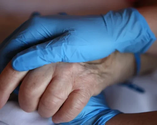 Vírus Sincicial Ataca Idosos: 2,7x Mais Risco de Pneumonia e Dobro de Chance de UTI que Gripe