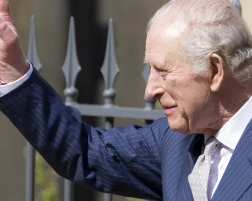 Rei Charles III protagoniza momento nostálgico ao revisitar loja de infância na Escócia e surpreende moradores