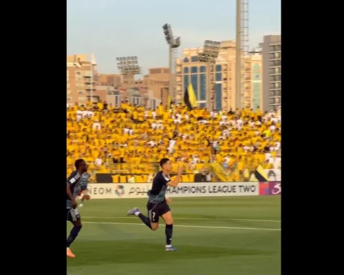 Cristiano Ronaldo faz gesto misterioso em comemoração de gol e fãs debatem: provocação a Messi ou recado sobre eficiência?