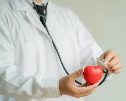 Cinco hábitos que aceleram o envelhecimento e prejudicam seu coração: de fumar a comer mal, o que você precisa saber para viver mais e com saúde