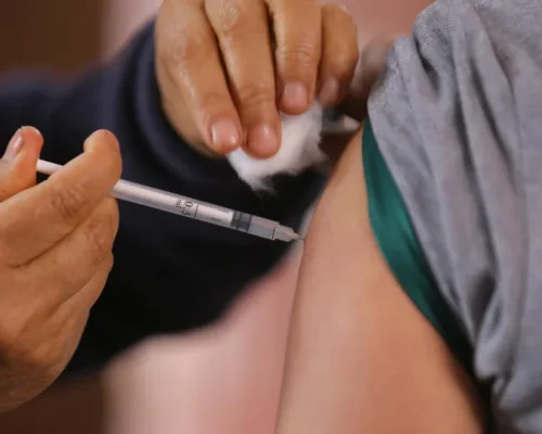 Ministério da Saúde desmente fake news: Vacina da gripe NÃO aumenta risco da doença, mas salva vidas