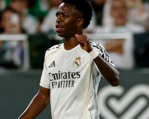 Vini Jr. faz no 100º jogo de Mbappé, mas Real cede 1 a 1 ao Bétis no último lance e se complica