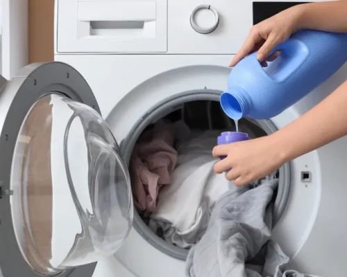 Erro Comum na Lavagem de Roupas: Menos Sabão é Mais Limpeza e Economia, Diz Especialista