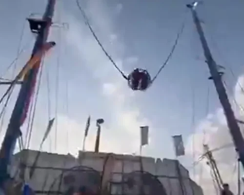 Tragédia na Feira de Sevilha: Corda de atração rompe e deixa quatro pessoas suspensas, incluindo crianças; vídeo mostra o susto
