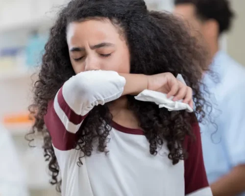Outono Chegou: Tosse, Febre e Coriza Disparam! Saiba Quando Procurar um Médico e Evite Complicações Graves