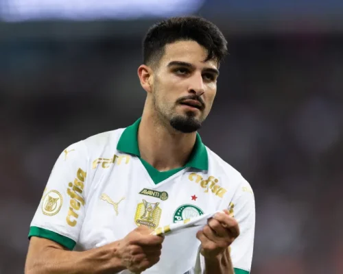 Palmeiras Dispara na Liderança do Brasileirão com Vitória Sobre o Bragantino, Flamengo Goleia Atlético-MG e Fluminense Vence Chapecoense