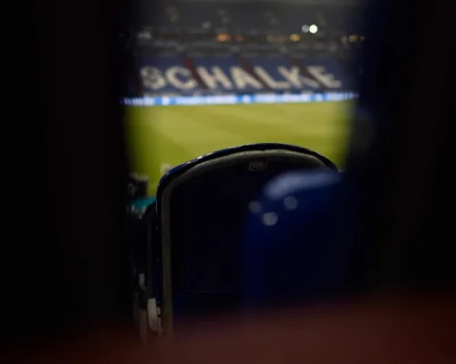 Chocante: Faxineira descobre corpo de homem em banheiro da Veltins Arena durante visita guiada no estádio do Schalke 04