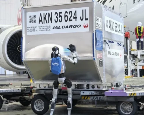 Robôs humanoides chegam aos aeroportos do Japão para carregar malas e aliviar funcionários em meio à onda de turistas