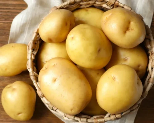 Batata estraga rápido? Truque com maçã pode evitar desperdício e brotação, dizem especialistas