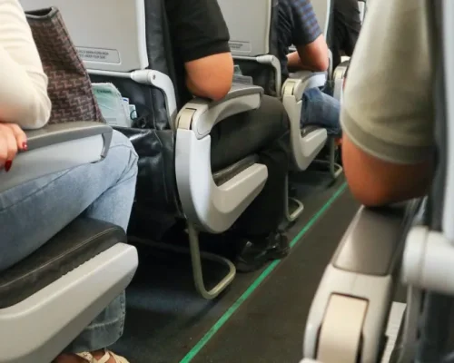 Vai viajar de avião? Assento no corredor pode ser um ‘ímã de germes’ e aumentar risco de doenças em voos longos