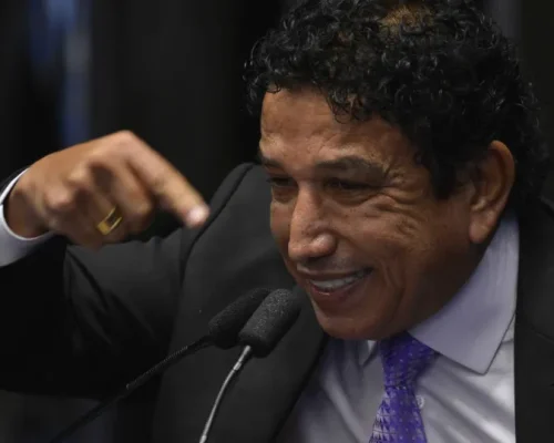Senador Magno Malta agride técnica de saúde com tapa no rosto e a chama de “imunda” durante exame no DF