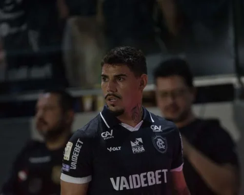 Lateral do Remo cita dificuldade no gramado sintético do Engenhão e fala sobre cobrança e pressão