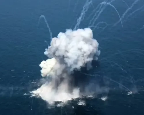 Tensão no Estreito de Ormuz: Irã Lança Mísseis Contra Navio de Guerra dos EUA, Embarcação Recua Após Ataque, Diz Agência Iraniana