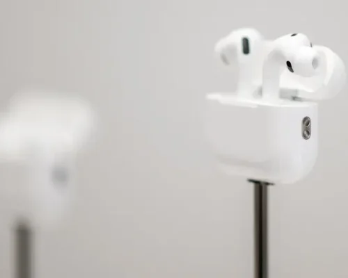 Revolução nos AirPods: Apple prepara lançamento de fones com câmeras para setembro, dizem rumores