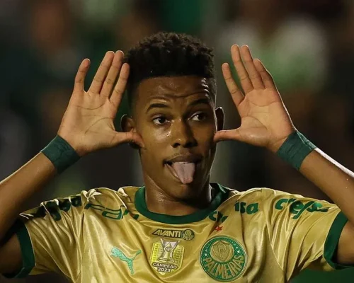 Estêvão volta ao Palmeiras para tratar lesão e mantém esperança de jogar a Copa do Mundo