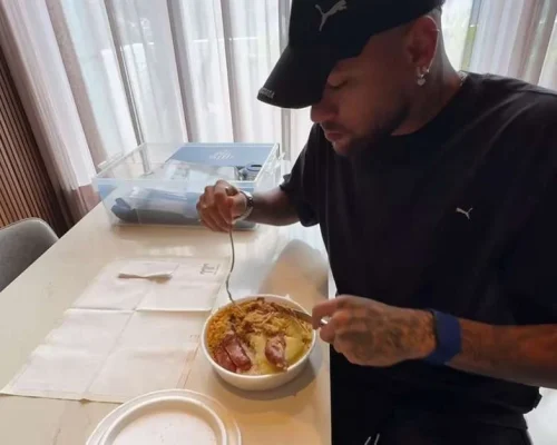 Neymar é flagrado comendo