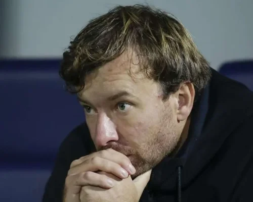 Técnico filmou escondido jogadoras de clube checo no chuveiro por 4 anos: