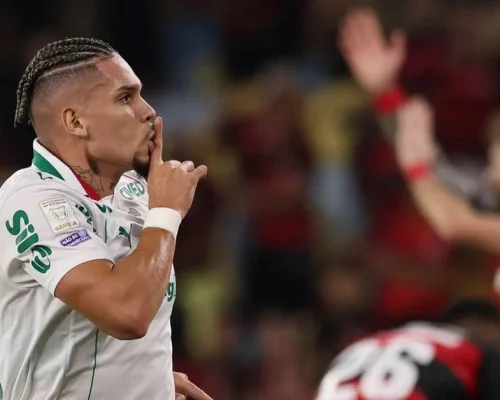 Palmeiras goleia o Flamengo no Maracanã e segue líder com folga no Brasileirão