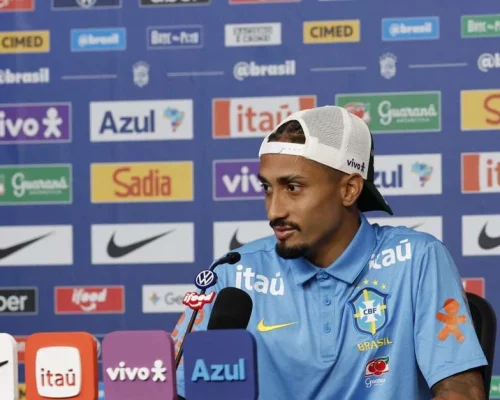 Raphinha admite cobrança na Seleção e vê falta de conexão com torcida brasileira