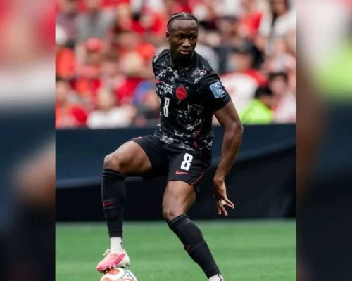 Jogador canadense passa por cirurgia após quebrar perna contra o Catar na Copa do Mundo