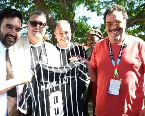 Prefeito de Nova York é presenteado por Casagrande e dirigentes após fala sobre o Corinthians