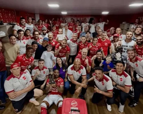 Vila Nova faz quatro gols no 1º tempo, vence Náutico e lidera a Série B de forma provisória