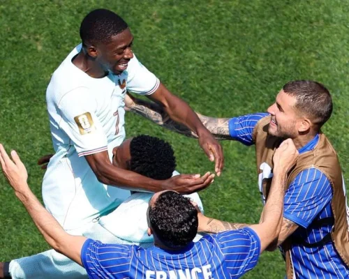 Copa do Mundo: França vence Noruega com hat-trick de Dembélé e avança em primeiro