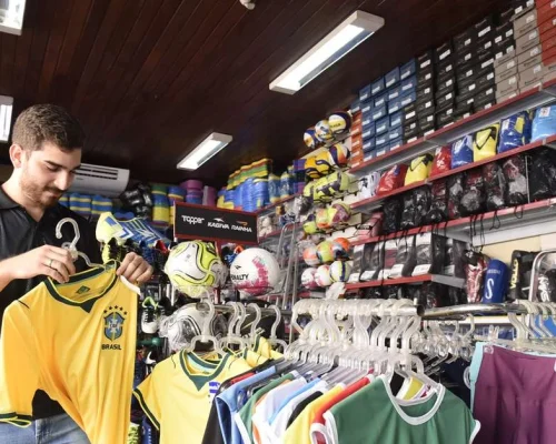 Com Copa e classificação do Brasil, venda de produtos esportivos crescem em Belém