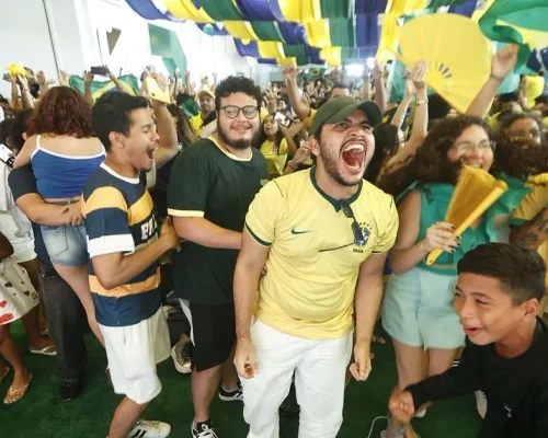 Torcedores lotam Mercado de São Brás, em Belém, para acompanhar jogo da Seleção Brasileira