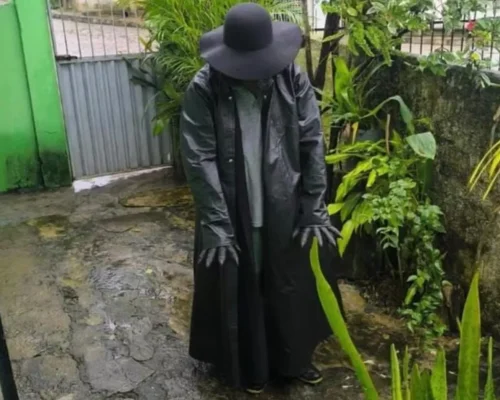 Homem é detido após sair com chapéu preto, máscara e capa, assustando moradores pela madrugada