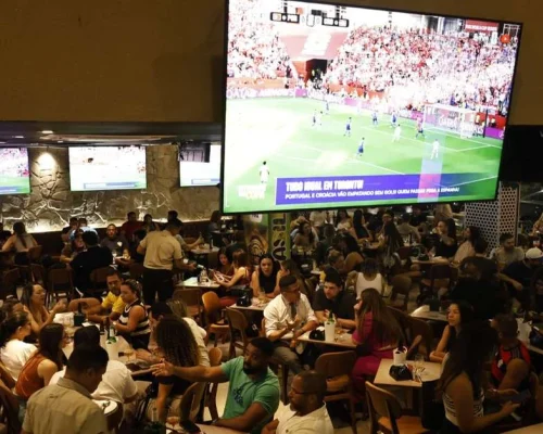 Brasil nas oitavas anima bares e restaurantes de Belém, que apostam em maior movimento no domingo
