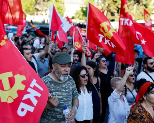 Mais de 100 pessoas foram detidas durante protestos anti-OTAN na Turquia