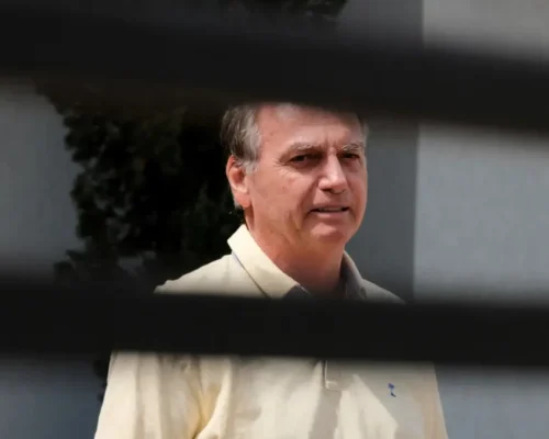 Defesa de Bolsonaro entrega armas à PF após ordem de Moraes