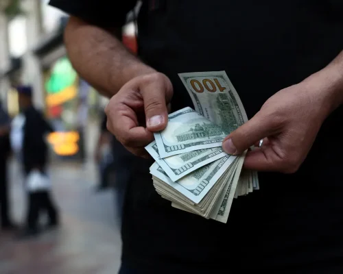 Dólar sobe com tensão sobre petróleo iraniano e fecha em alta