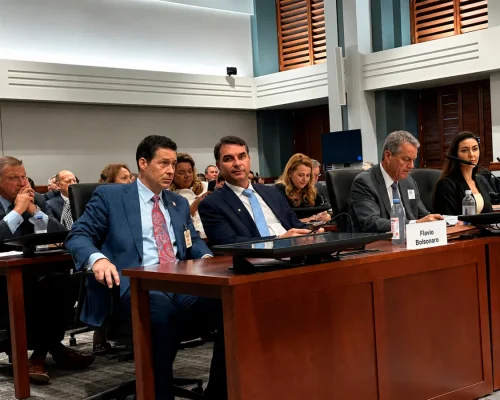 Setor privado vê “atuação constrangedora” de Flávio Bolsonaro durante audiência sobre tarifas nos EUA