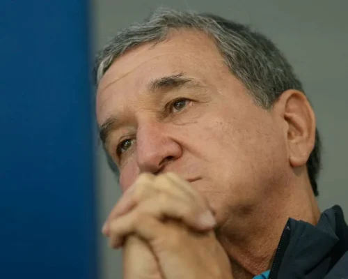 Carlos Alberto Parreira é submetido a traqueostomia e permanece em estado grave, mas estável
