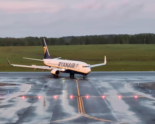 Janela se desprende em voo da Ryanair e passageiro quase é sugado