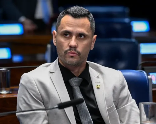 Aliança entre Flávio Bolsonaro e Cleitinho perde força em Minas e PL já prepara candidatura própria
