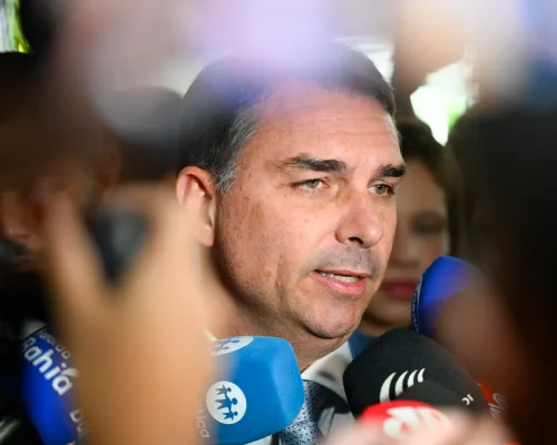 Em agenda sem Michelle, Flávio anuncia vouchers e microcrédito para mulheres