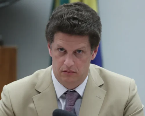 Salles acusa família Bolsonaro de exigir “obediência absoluta” e ampliar divisão na direita