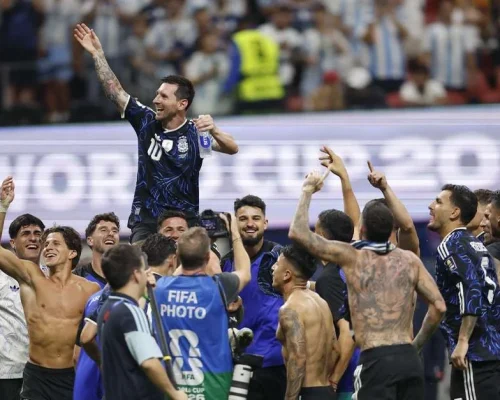 Argentina vira sobre a Inglaterra nos acréscimos e avança à final da Copa do Mundo