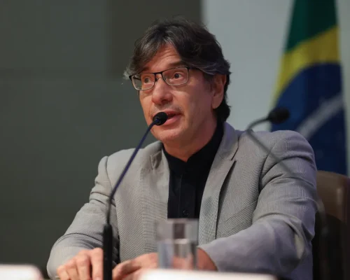 Tarifaço pode sepultar a dominância dos EUA no comércio brasileiro, aponta Pochmann